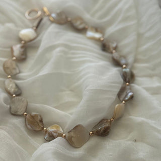 Laoura neck